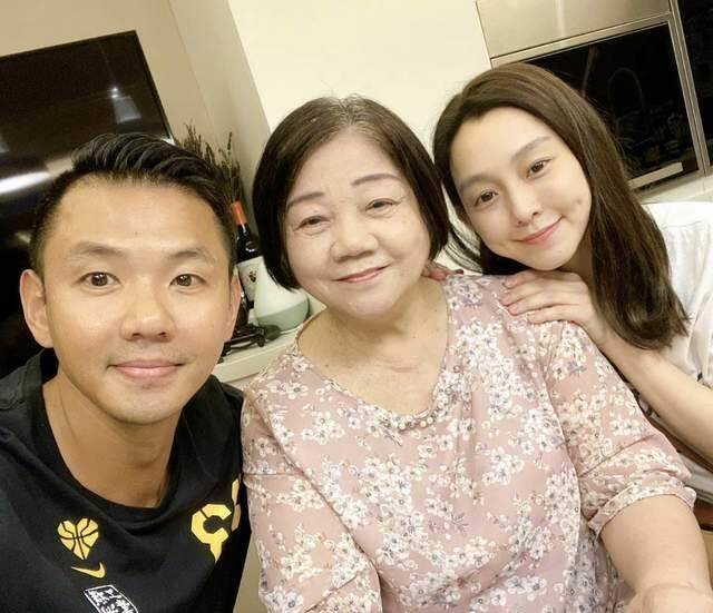 “黑人”陈建州发布70岁母亲患乳腺癌，网友：祝她早日康复