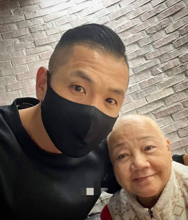 “黑人”陈建州发布70岁母亲患乳腺癌，网友：祝她早日康复