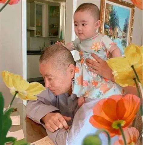 刘诗昆1岁半女儿正式出镜，他还高调宣布孙颖是最后1位妻子