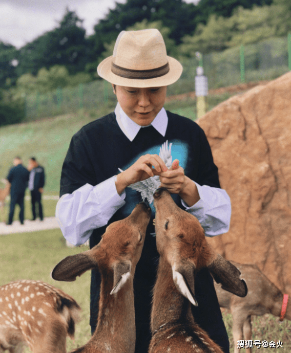 李玉刚与妈妈乡下街头买年货，手上提着瓜子花生米接地气