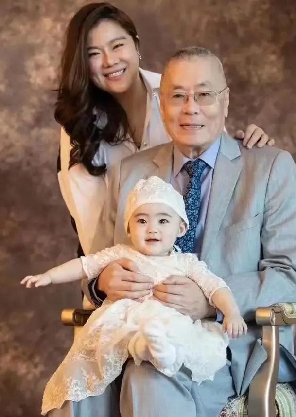 刘诗昆1岁半女儿正式出镜，他还高调宣布孙颖是最后1位妻子