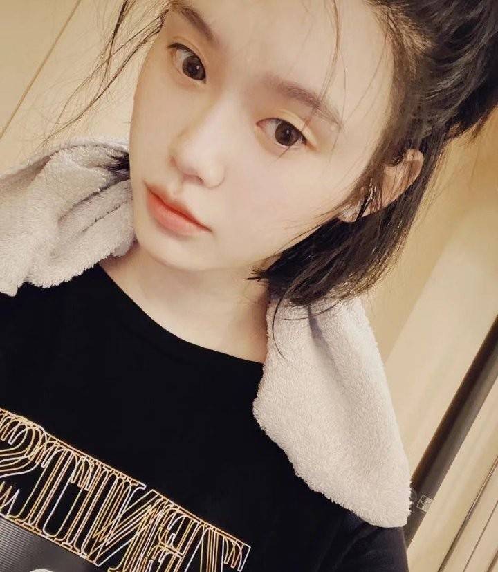 奚梦瑶晒儿子近照，二胎小女儿呆萌可爱