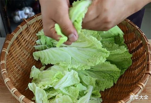 酸辣白菜的家常做法，酸、辣、鲜、脆，色香味俱全，开胃下饭