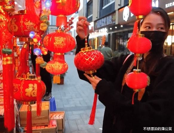 关晓彤深圳逛街感受节日气氛，亲手写福字和鹿晗拜年方式遥相呼应