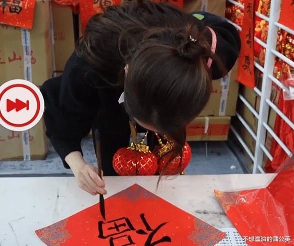 关晓彤深圳逛街感受节日气氛，亲手写福字和鹿晗拜年方式遥相呼应