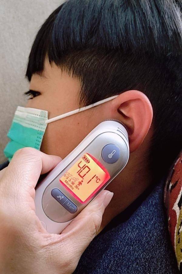 黄少祺自曝妻儿在美国患病，孩子连续三天高烧40度