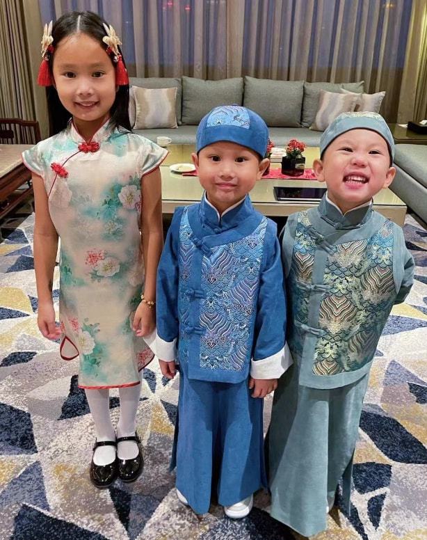 关颖全家盛装出席庆新年，3个孩子都穿着唐装和旗袍