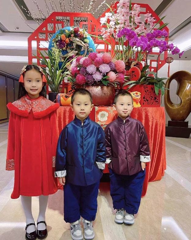 关颖全家盛装出席庆新年，3个孩子都穿着唐装和旗袍