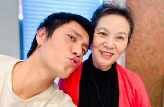46岁陈坤晒与妈妈合影庆祝生日，妈妈气质超级优雅