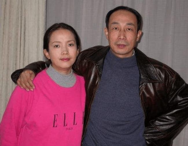 61岁吕丽萍与65岁老公近照曝光，素颜出镜尽显苍老憔悴