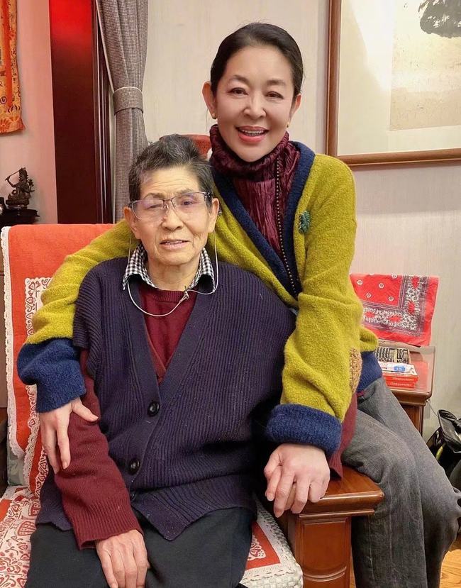 倪萍回娘家过年，母女二人紧紧搂在一起，画面温馨幸福