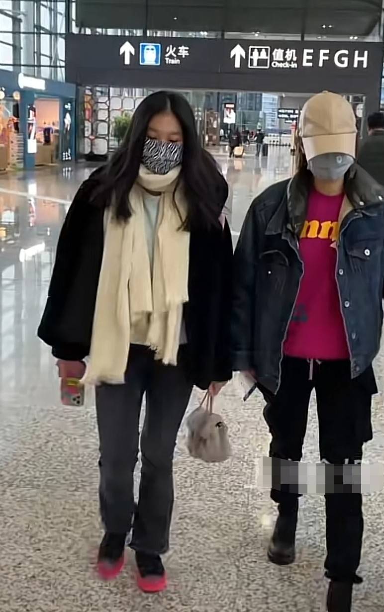 马伊琍和13岁大女儿现身机场，不过母女俩打扮都很低调