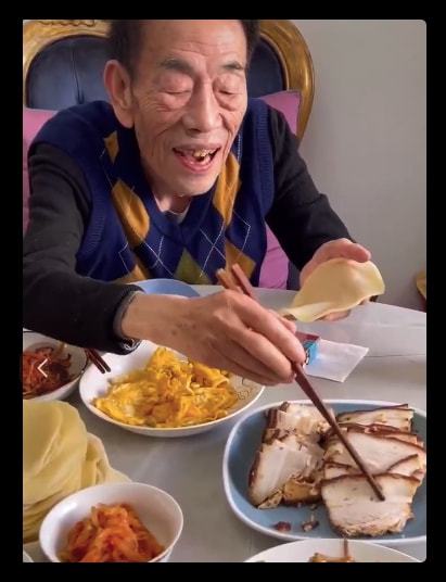 90岁相声大师杨少华在家过年，面前一包香烟引人注目