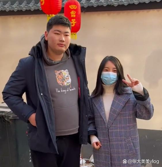 大衣哥儿子朱单伟开始营业了，网友：这是好的开始