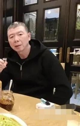 54岁冯小刚与妻子徐帆新年敬酒照曝光，脸上皱纹少气质出众