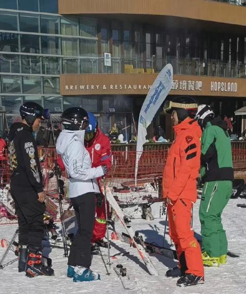 汪峰章子怡滑雪场共度二人世界，一家五口幸福美满