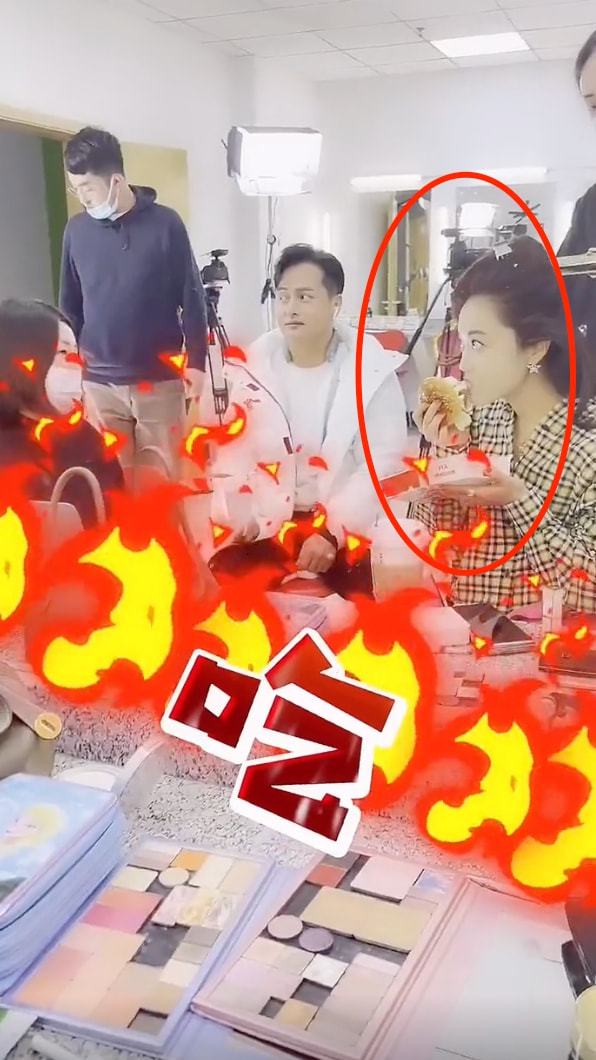 玖月奇迹成员王小玮晒视频，她大口大口吃着汉堡，吃得脸都变形了