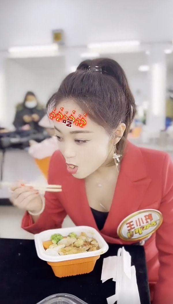 玖月奇迹成员王小玮晒视频，她大口大口吃着汉堡，吃得脸都变形了