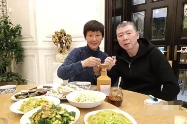 54岁冯小刚与妻子徐帆新年敬酒照曝光，脸上皱纹少气质出众