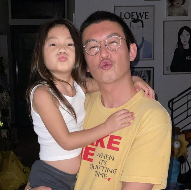 陈冠希晒与女儿同框照，父女俩摆出同款pose，网友直呼：好像