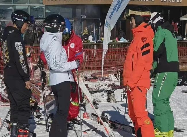 章子怡汪峰外出滑雪照片曝光，腰身纤细保养得当看不出是42岁