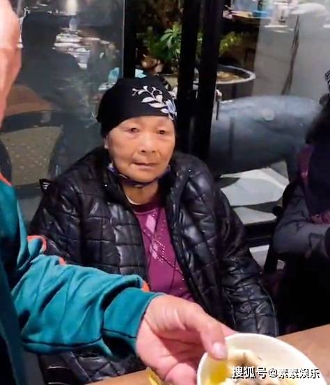 张惠妹带85岁母亲露面，新年饭桌上唱民谣，摆满一桌美食