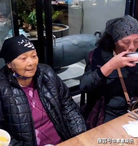 张惠妹带85岁母亲露面，新年饭桌上唱民谣，摆满一桌美食
