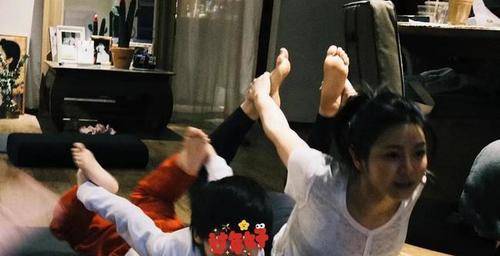 陈妍希和儿子做亲子瑜伽，母子俩同步做动作，画面温馨有爱