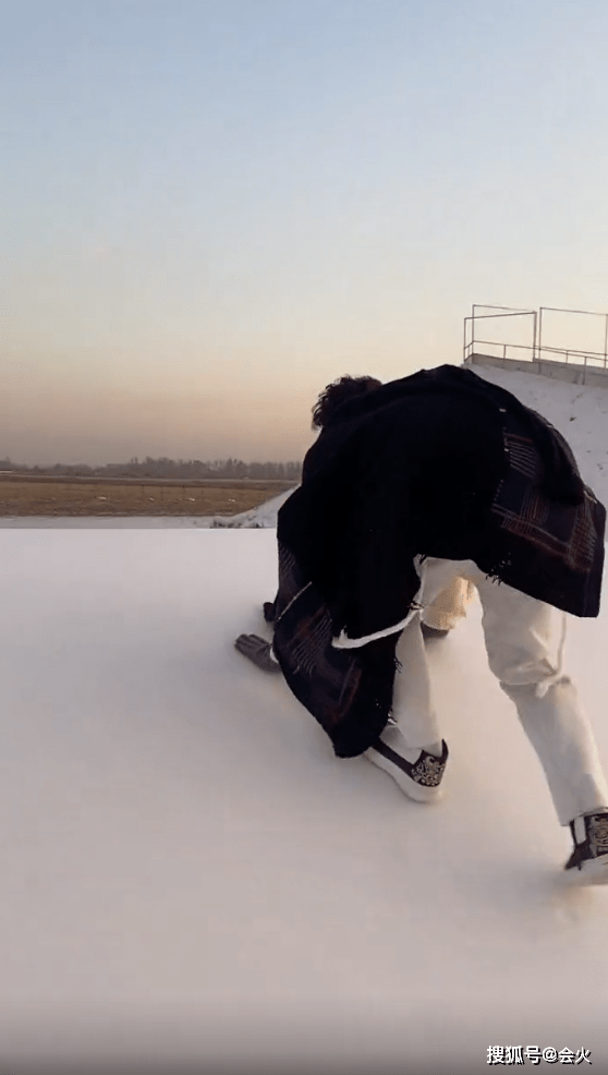 歌唱家李玉刚雪地里奔跑，穿着大棉袄坐在玉米堆上