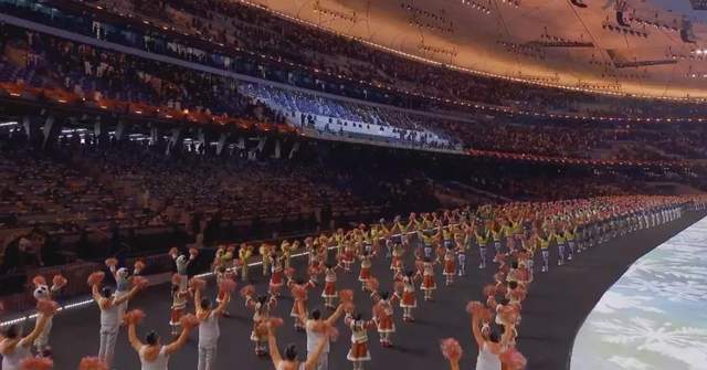 中国冬奥会开幕式，各行各业各业优秀代表传递国旗燃爆全场