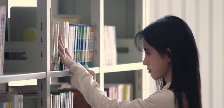 鞠婧祎到大学图书馆看书，没了“精致妆容”后，这才是真实颜值！