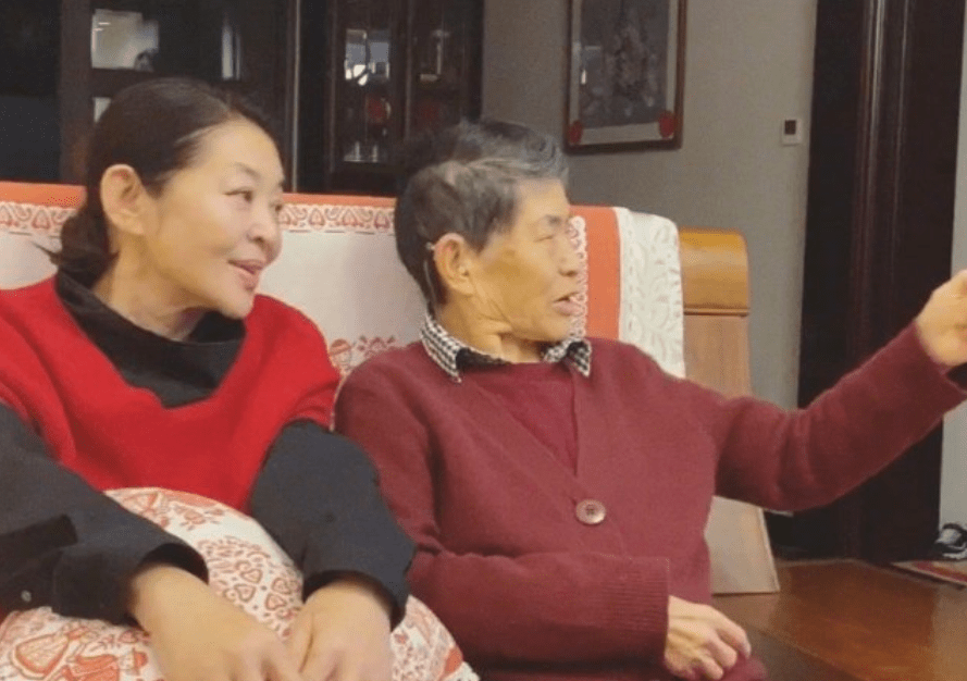 倪萍晒在家和妈妈过年照片，老母亲累得嗓子都说哑了