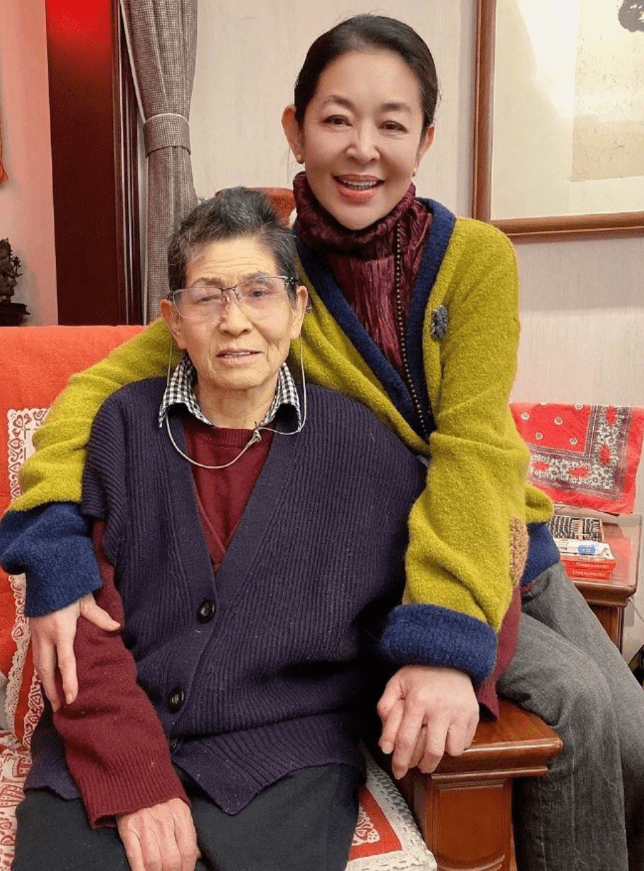 倪萍晒在家和妈妈过年照片，老母亲累得嗓子都说哑了