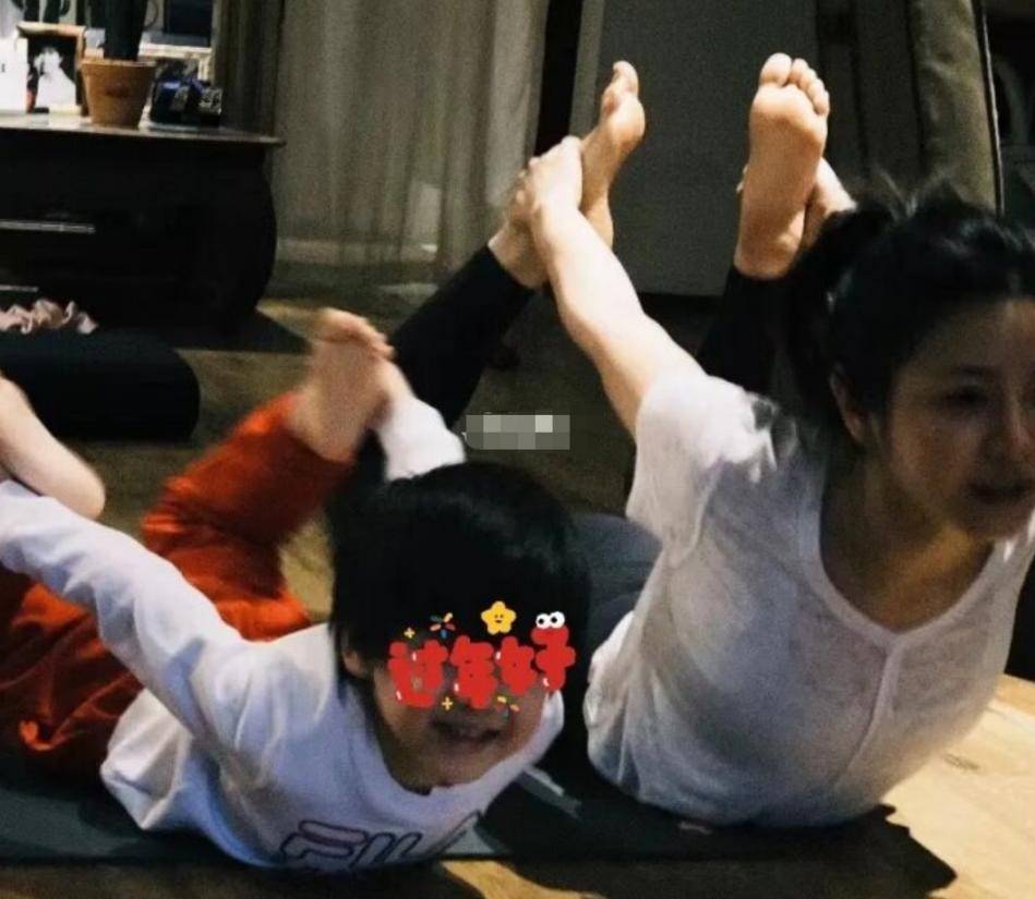 陈妍希晒和儿子做亲子瑜伽照，她皮肤白皙水嫩毫无瑕疵