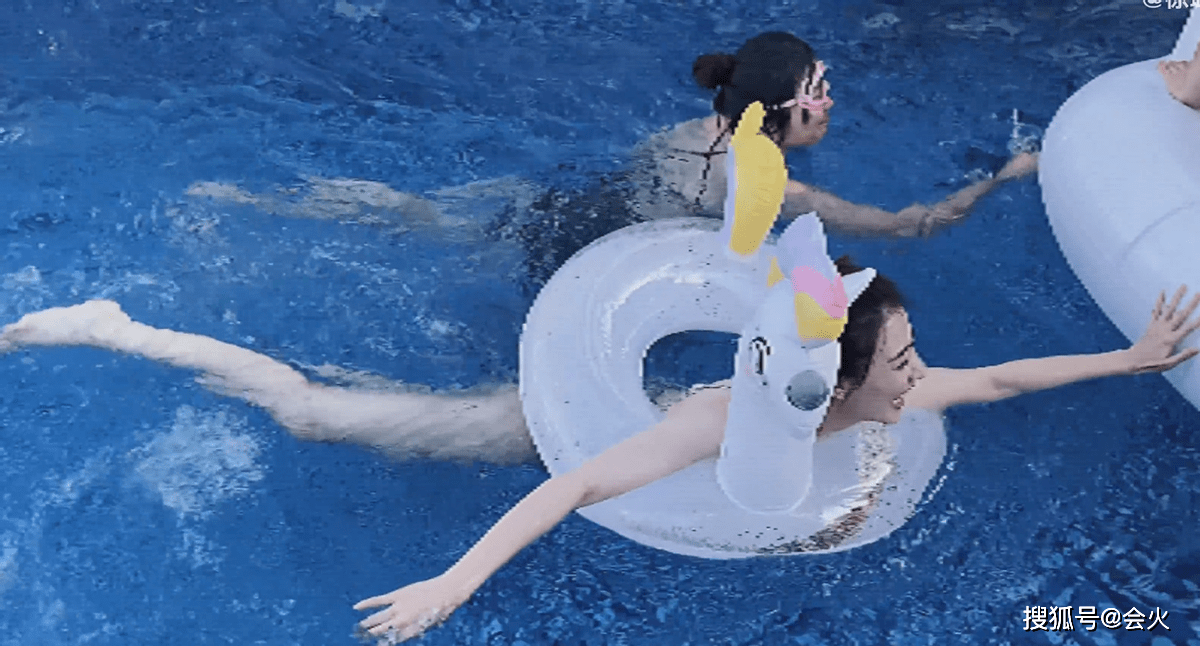 27岁徐璐晒新年度假视频，穿比基尼泳装大秀性感好身材