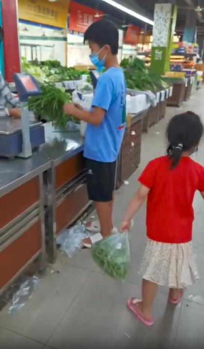 奥运冠军王楠丈夫低调现身菜市场，5岁女儿活泼可爱