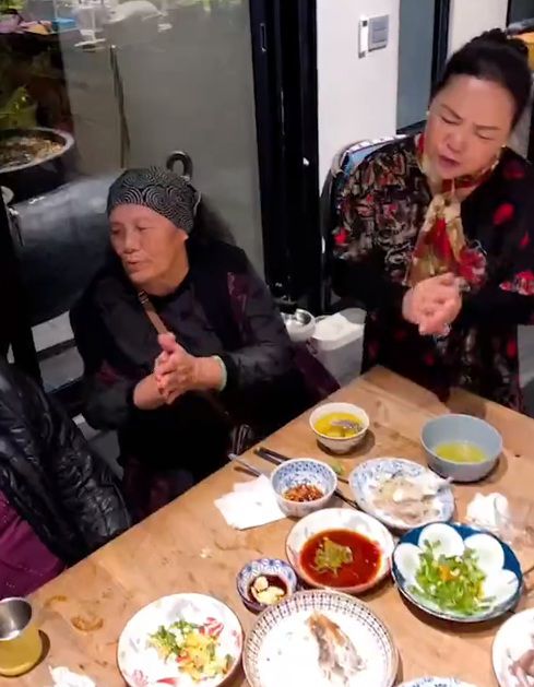 张惠妹带85岁母亲露面，网友：俩人状态真好