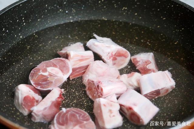 家常版“羊肉炖胡萝卜”，这样做的羊肉又嫩又鲜，味道真是好级了