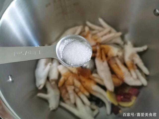 鸡爪这样做，软烂脱骨，吃起来入口即化，丝毫不塞牙