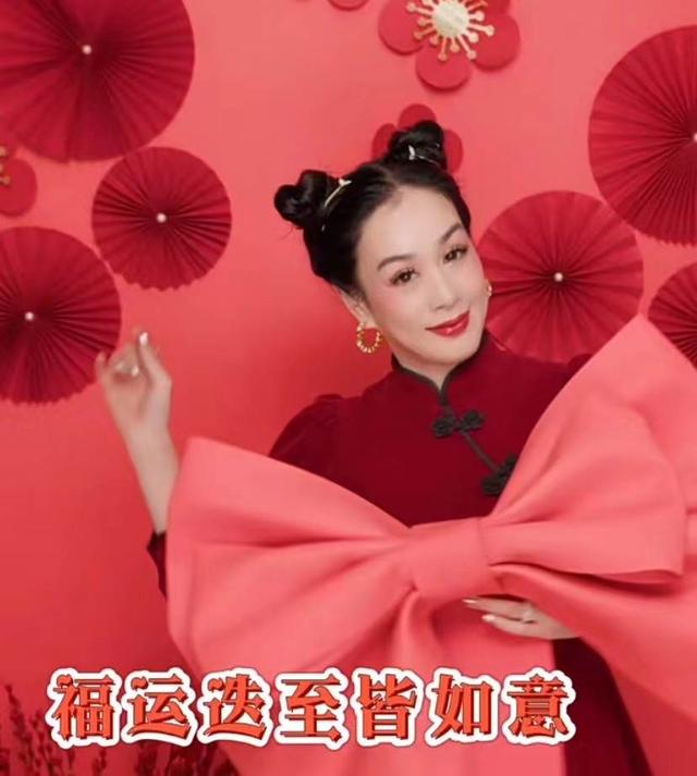 钟丽缇晒九宫格年味照，婆婆顶着哪吒头拍全家福，一家六口聚齐