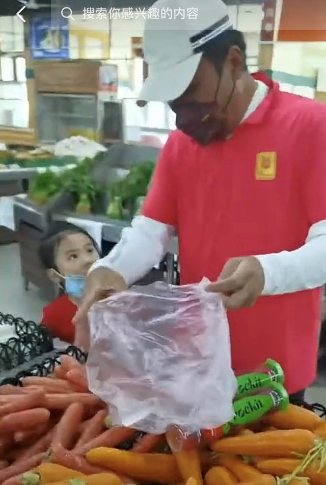 奥运冠军王楠丈夫低调现身菜市场，5岁女儿活泼可爱