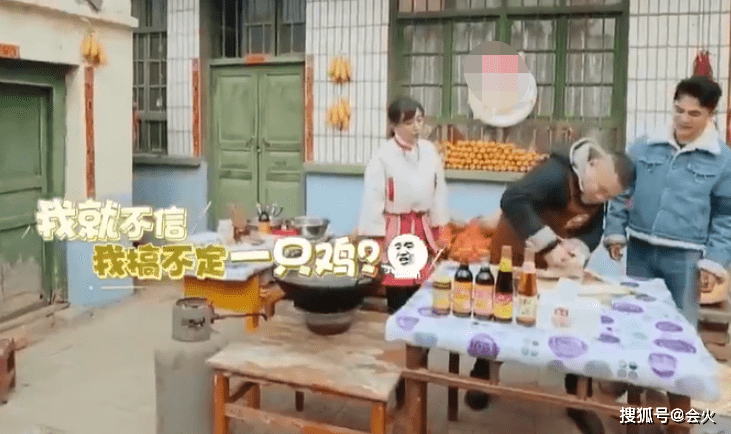 岳云鹏晒弟弟在家包饺子干活照，满手面粉模样十分真实