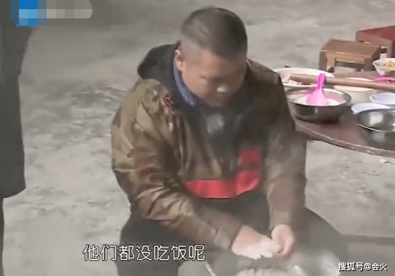 岳云鹏晒弟弟在家包饺子干活照，满手面粉模样十分真实