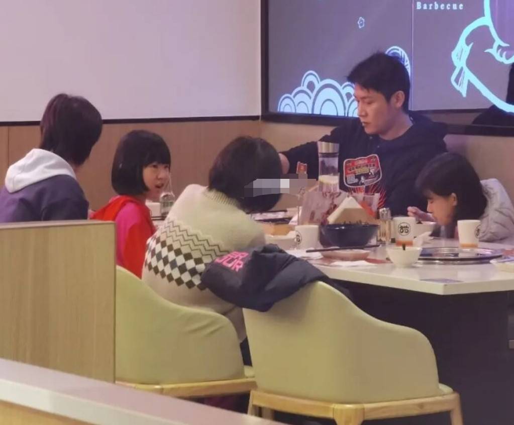 陆毅一家在香港餐厅就餐，贝儿身材纤细，大长腿堪比超模