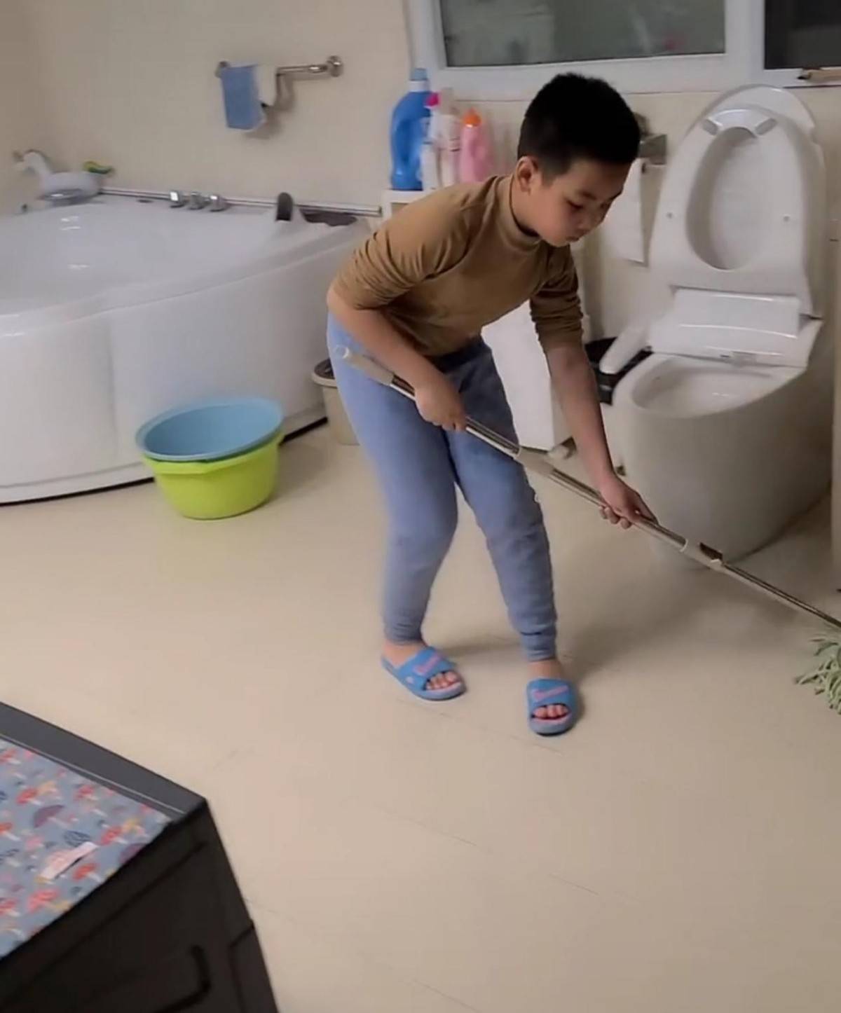 歌唱家刘和刚晒儿子干活视频，厕所面积堪比客厅