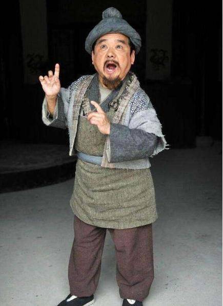 他是中国第一矮星，身高仅1米却娶了4任妻子，个个貌美如花