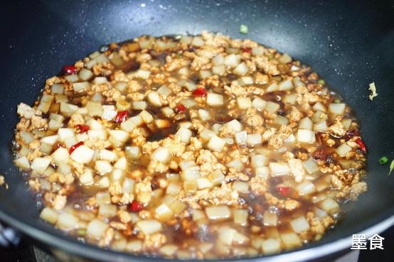 用土豆搭配肉末制作的盖浇饭，简单好操作，味道香浓好吃