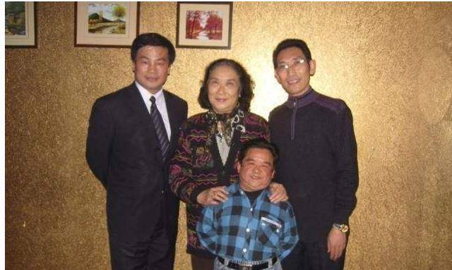 他是中国第一矮星，身高仅1米却娶了4任妻子，个个貌美如花