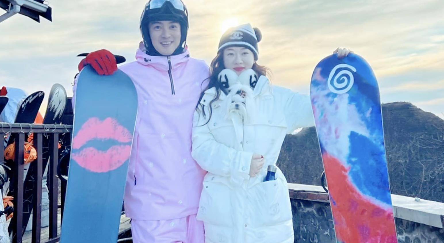 霍思燕与杜江分享滑冰照片，嗯哼的家庭地位令人担忧