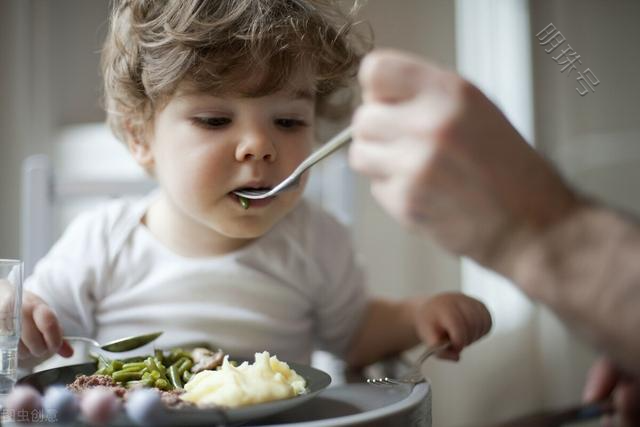 小孩脾胃不好，试试这4种食物，缓解小孩积食